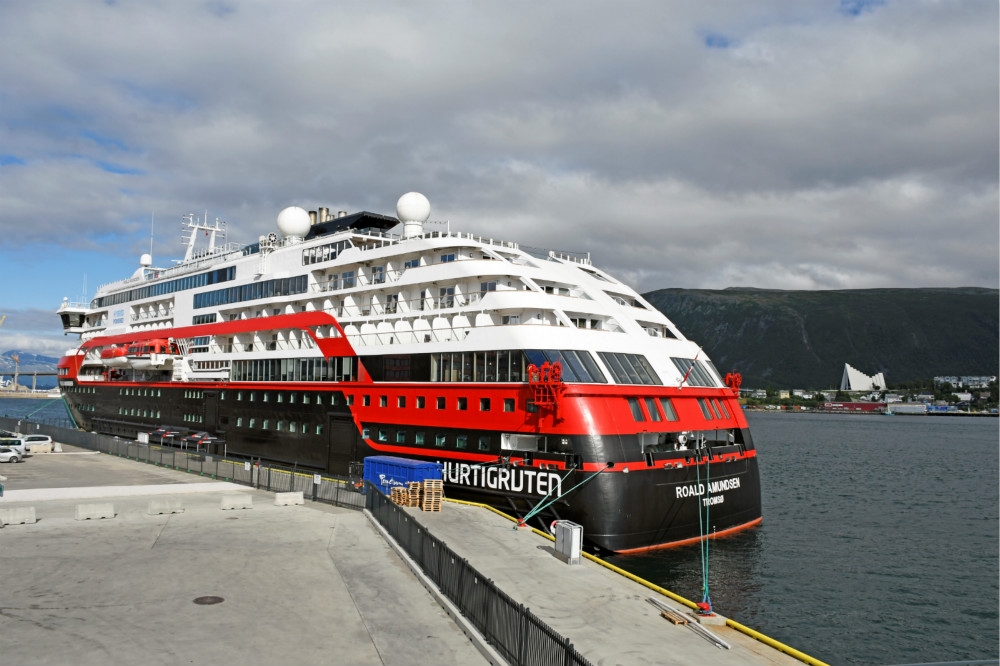 挪威「阿蒙森號」郵輪證實有36名船員和4名乘客染疫。（湯森路透）