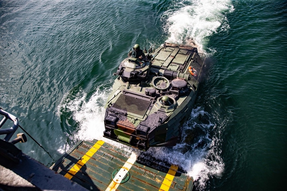 我國海軍司令部4日表示，在安全考量下，我海軍陸戰隊AAV7車隊於同日開始，暫停兩星期泛水等訓練。（資料照片／國防部提供）