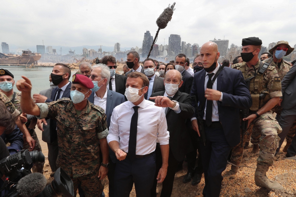 法國總統馬卡洪6日造訪黎巴嫩貝魯特勘災。（湯森路透）
