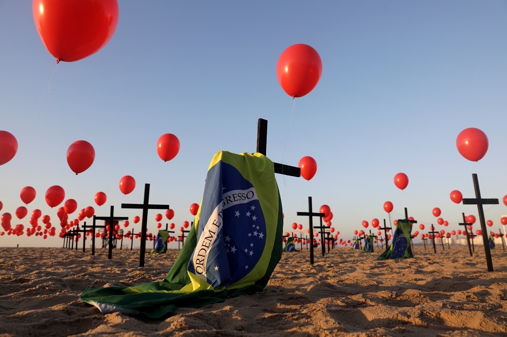 8日，巴西民眾在海灘悼念死者。（湯森路透）