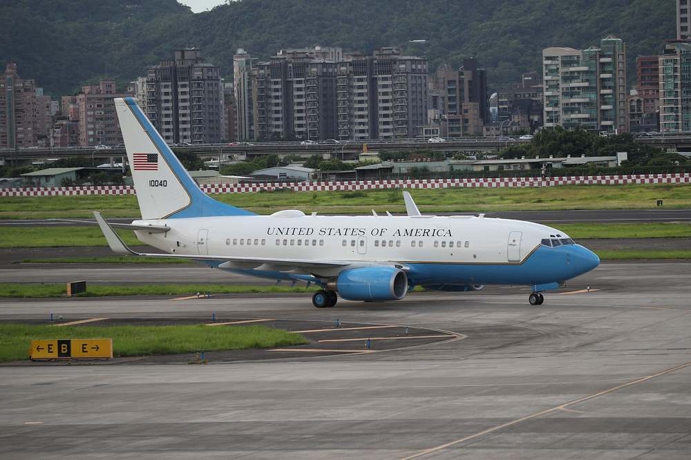 美國衛生部長阿薩爾（Alex Azar）訪問團9日下午4點許抵達台北松山機場，一行人搭乘美國空軍C-40B行政專機。（陳愷巨攝）