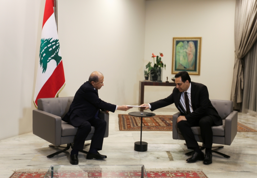 黎巴嫩總理迪亞布（右）遞交辭呈給總統奧恩（左）。（湯森路透）