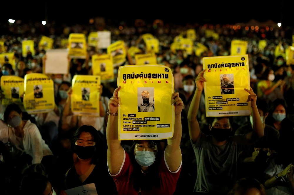 8月10日晚間抗議者在泰國政法大學校園集會，要求改選政府等訴求（湯森路透）