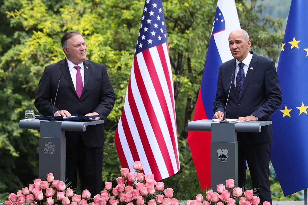 美國國務卿蓬佩奧與斯洛維尼亞總理亞內茲舉行共同記者會。（湯森路透）