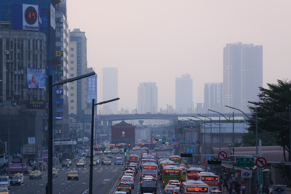 空氣要好，移動汙染源減量是不變的方向，即大型公務車輛從公車、資源回收車到中華郵政都優先換成電動車。（資料照片／陳品佑攝）