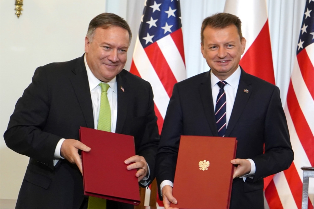 波蘭國防部長布瓦什查克（右）與美國國務卿蓬佩奧（左）簽署防衛聯盟。（湯森路透）