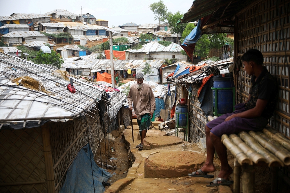 孟加拉政府害怕國際批評，勉為其難收容數十萬人，但也置之不理，等待缺糧缺水缺醫療，以及孟加拉每年的天災水患，將這些「麻煩」逐漸自然消滅。（湯森路透 ）