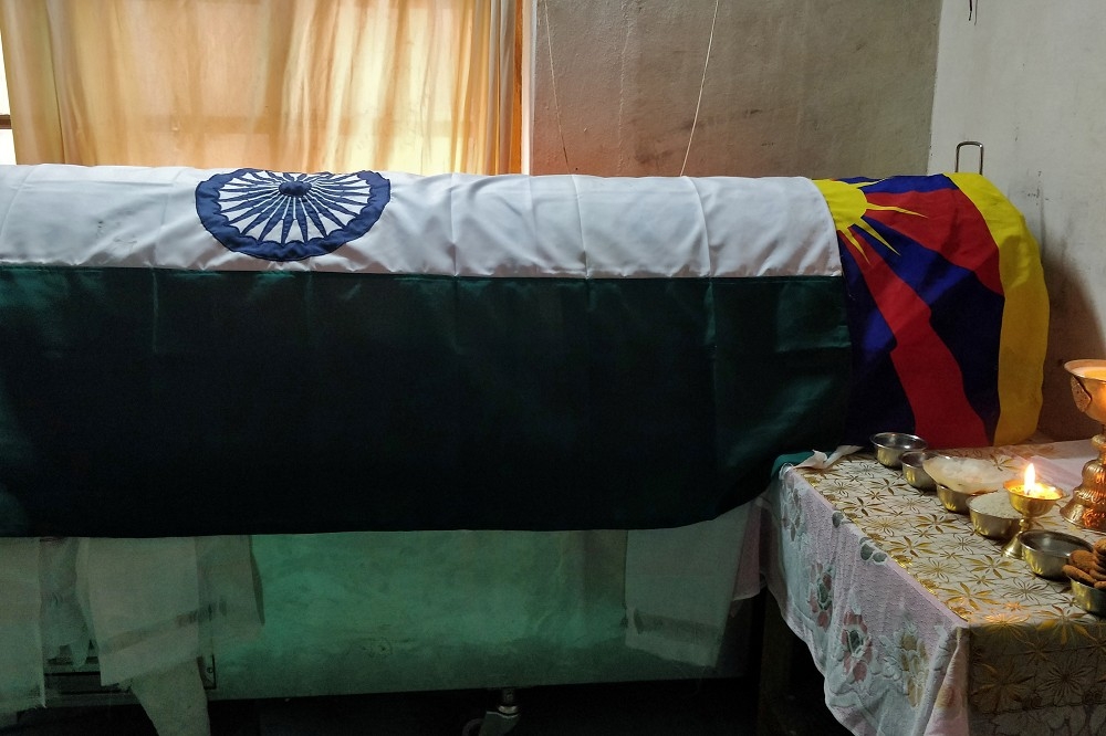在印度軍隊服役的圖博人連長尼瑪丹增（Nyima Tenzin）之墓，蓋上印度與圖博兩面旗幟。（湯森路透）