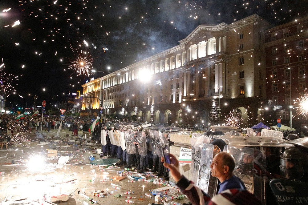 保加利亞抗議民眾投擲煙火。（湯森路透）