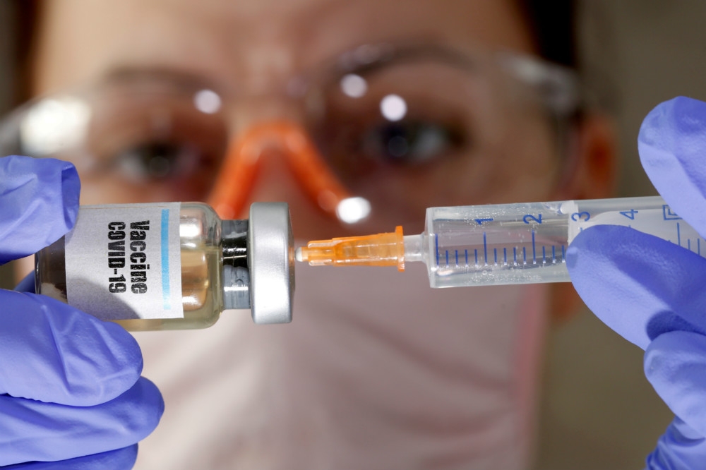 各國與藥廠都加速研發新冠肺炎疫苗。（湯森路透）