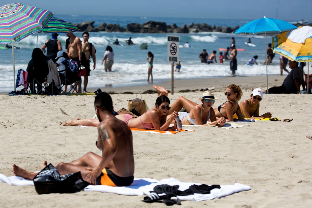 高溫襲擊下、加州海灘湧入大批人潮。（湯森路透）