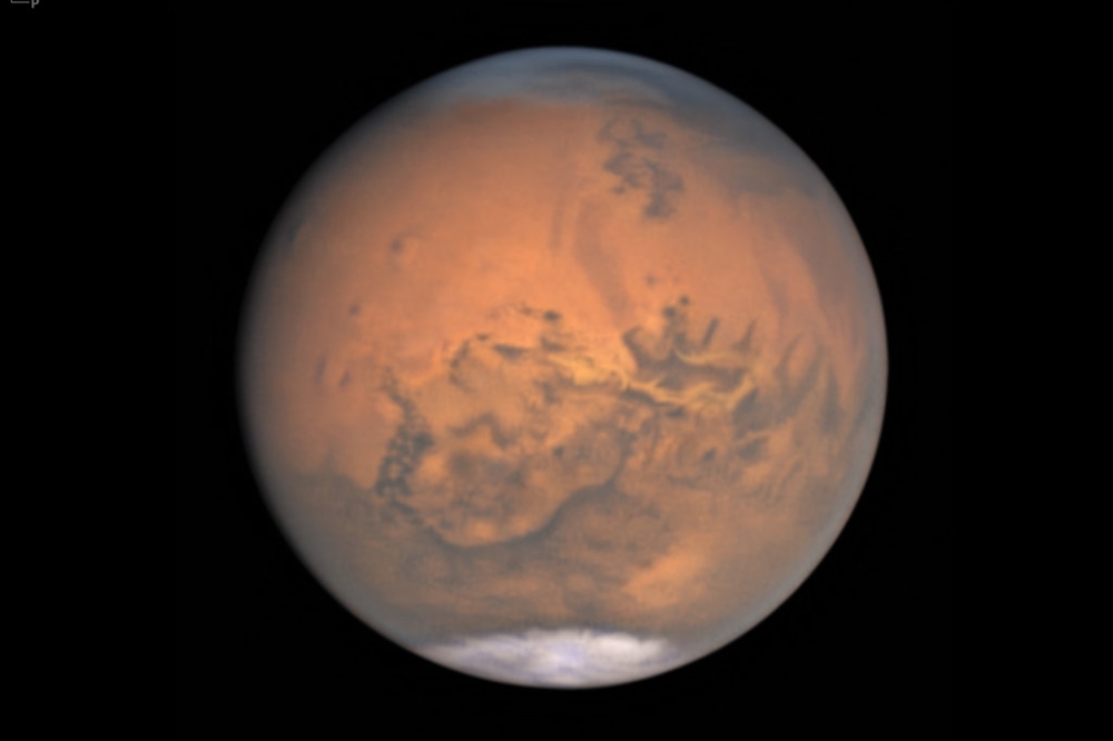 「火星衝日」時看到的火星（2018 © akademy , From APOD: Close Mars @ Flickr, CC BY-SA 2.0.）