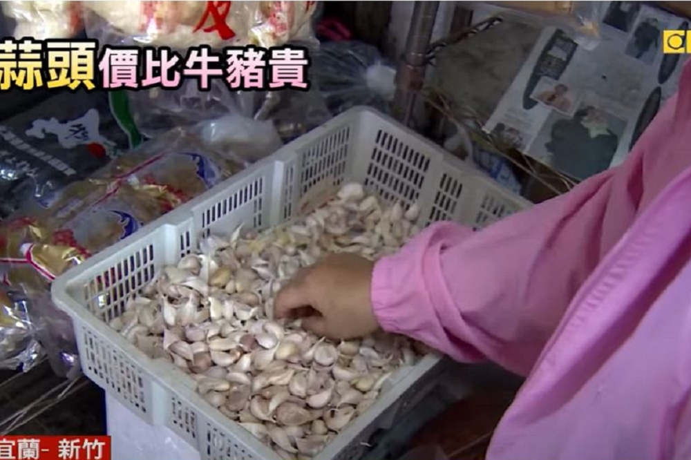 雲林縣調查局查到蒜商囤積達150公噸蒜頭，將帶回相關帳簿進一步調查。（截取自東森新聞YouTube）

