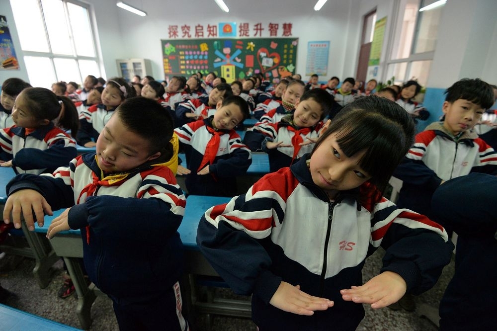 日後中共在香港小中學教育上推行共產式的教育，在學校為不懂事的孩子洗腦，將是不可避免的。（湯森路透）