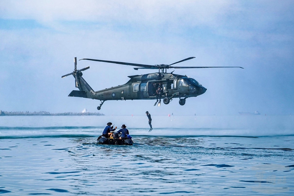 國軍漢光36號電腦兵推14日配合國軍戰備周，進行為期5天、24小時不間斷的演訓，圖為海空15日聯合特戰訓練，空軍UH-60M黑鷹直升機配合協訓。（海軍提供）