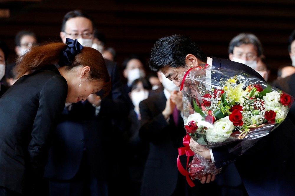安倍當了八年首相，是日本史上在位最長的，更因他留下了可圈可點的政績。（湯森路透）