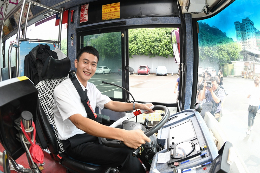 劉冠廷在《消失的情人節》飾演慢吞吞的公車司機，他之前經過集訓才上路。（牽猴子提供）