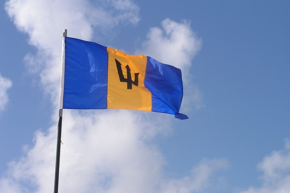 巴貝多的國旗飄揚。（pixabay）