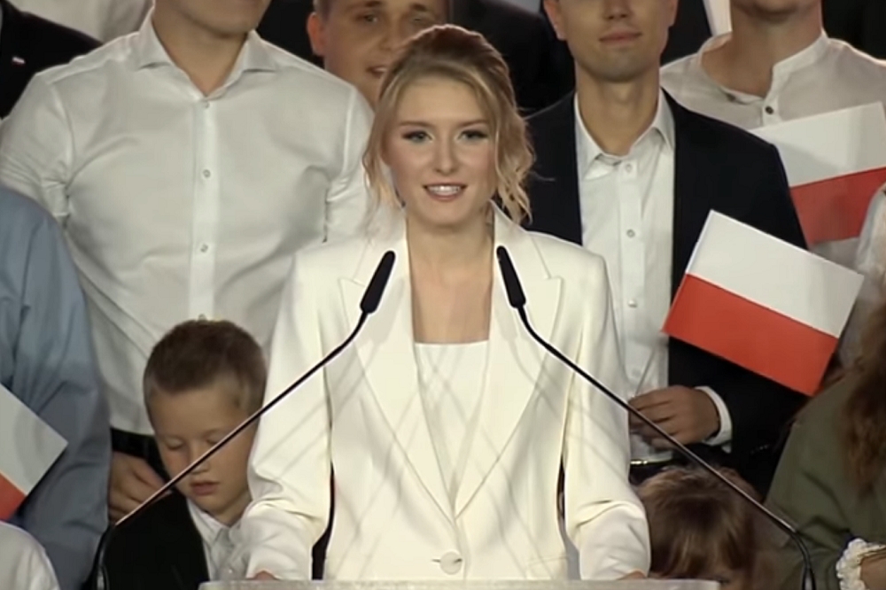 波蘭總統杜達的25歲女兒金加。（擷取自YouTube「Onet News 」）