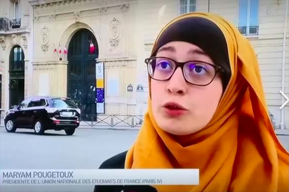 法國執政黨議員對頭戴伊斯蘭頭巾的普格圖進行退席抗議。（TWITTER截圖）