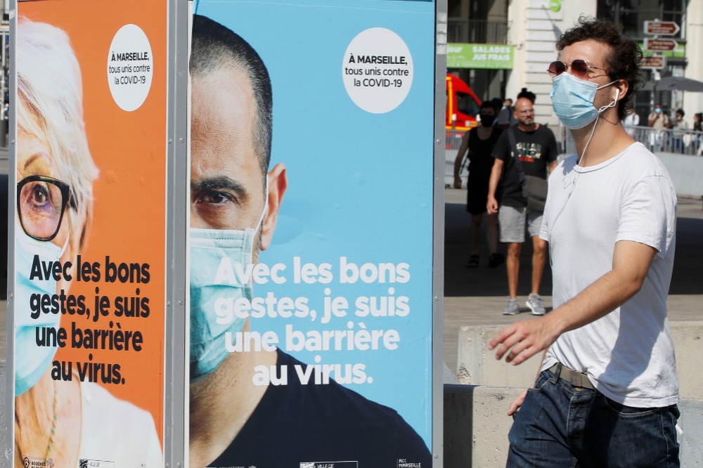 法國巴黎街頭的防疫宣導廣告。（湯森路透）