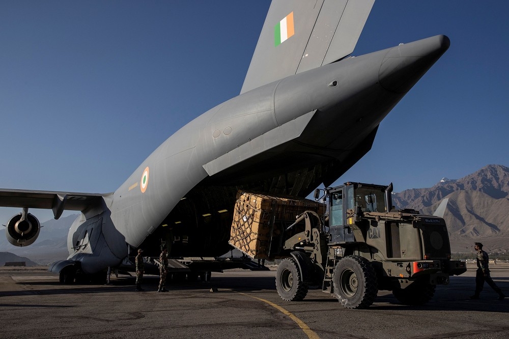 印度空軍載送物資。（湯森路透）