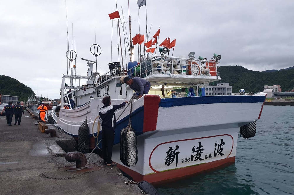 蘇澳籍漁船新凌波236號在釣魚台西方12浬處，遭日本海上保安廳巡邏船甩尾衝撞船艏，造成船身破損。（蘇澳區漁會理事長蔡源龍提供）