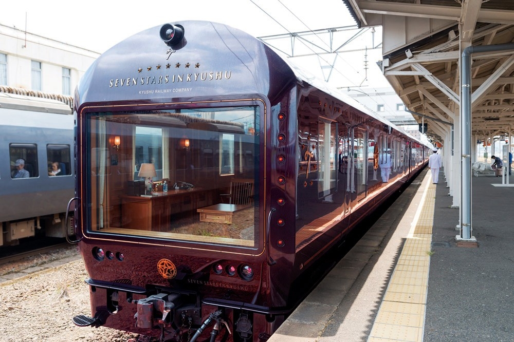 九州七星號擁有全世界豪華列車中十分罕見、 由一個房間獨占的車尾觀景窗。（遠流提供）