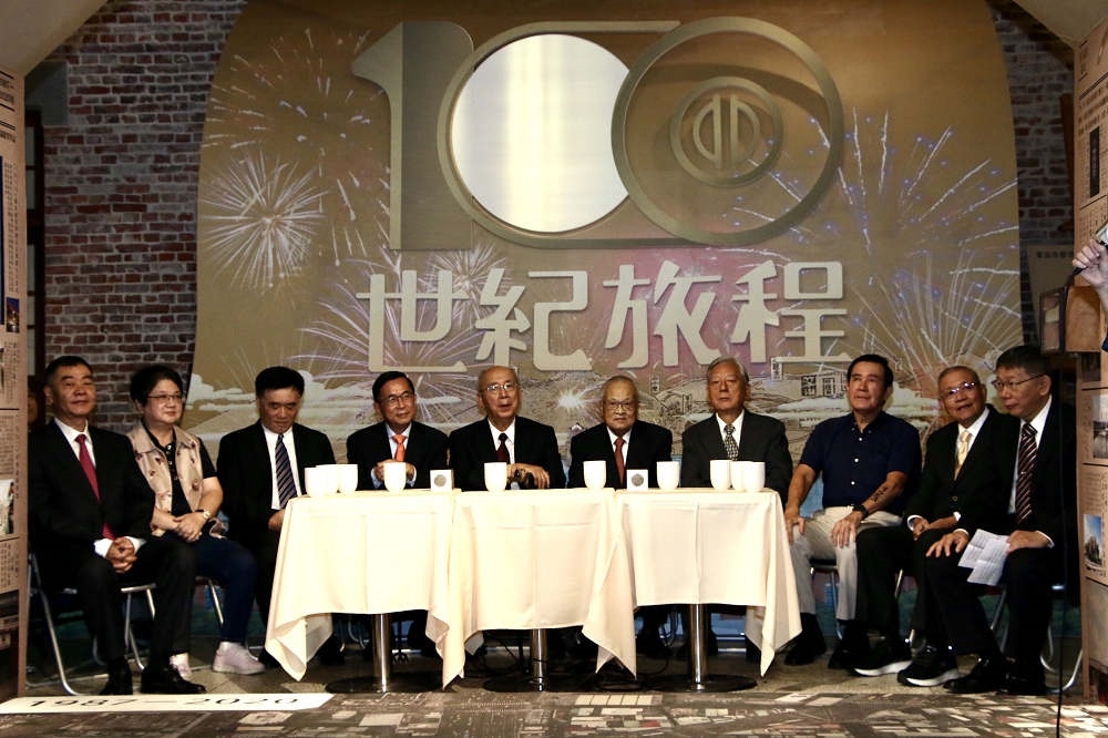 台北市1日舉辦設市百年交流分享活動，歷任市長相聚畫面，被形容為「歷史性的一幕」。（王侑聖攝）