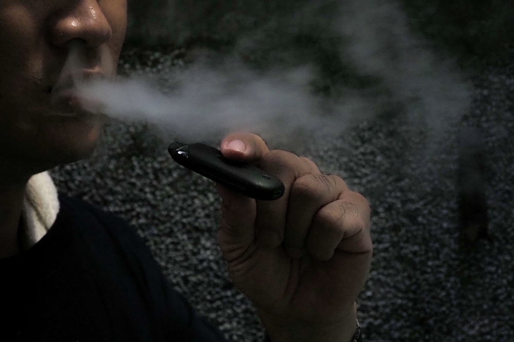 電子煙、加熱菸等新興菸品納管的《菸害防制法》修法進度緩慢，部分地方縣市政府自行訂定自治條例方式納管罰責。圖僅示意。（資料照片／張家銘攝）