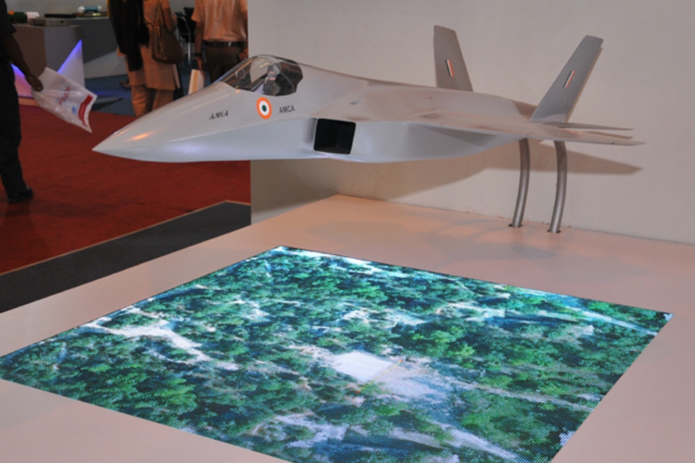 印度2013年在航空展展出的「先進中型戰機」模型。（圖片取自印度政府）