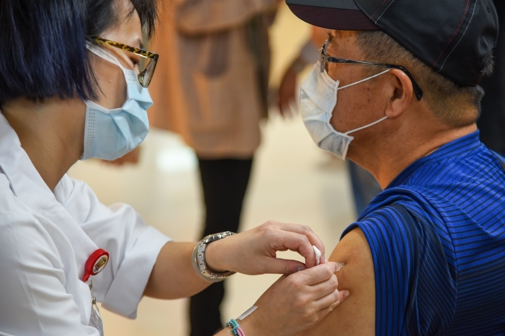 今年公費流感疫苗於5日開打，各地醫療院所湧入人潮。（蔣銀珊攝）