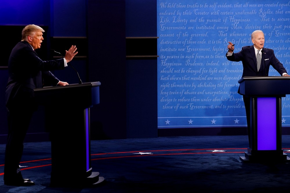 川普與拜登在第一次總統辯論。（湯森路透）