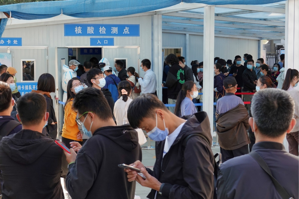 青島市民排隊等待接受核酸篩檢。（湯森路透）