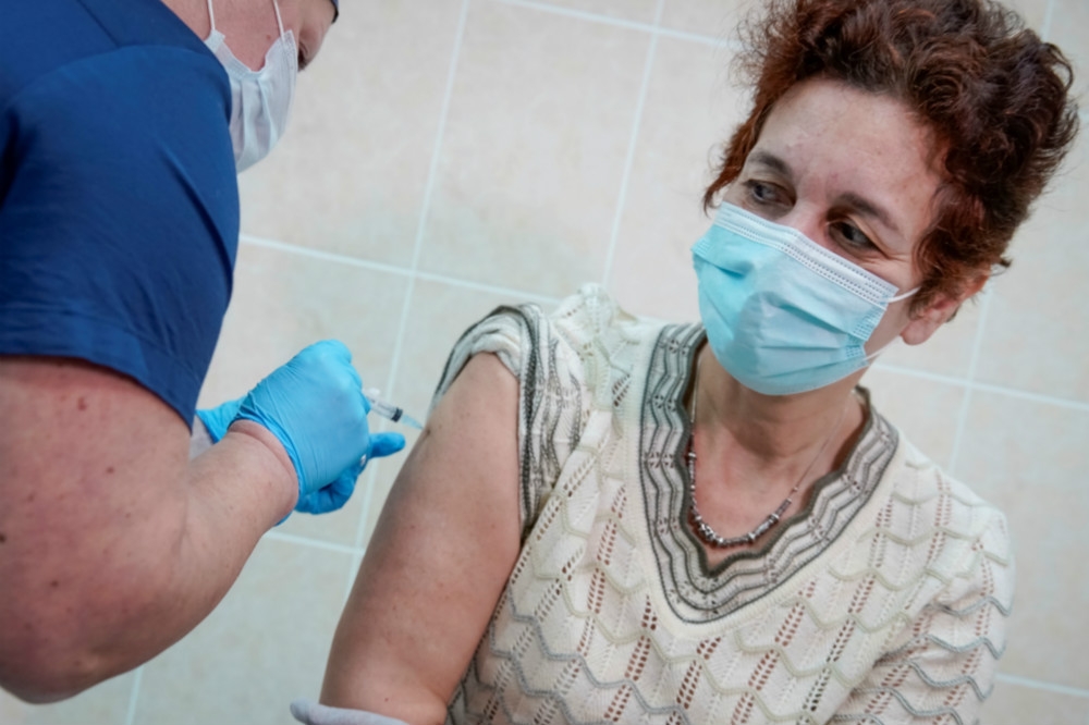 俄羅斯醫護人員替民眾接種「史波尼克5號」疫苗。（湯森路透）