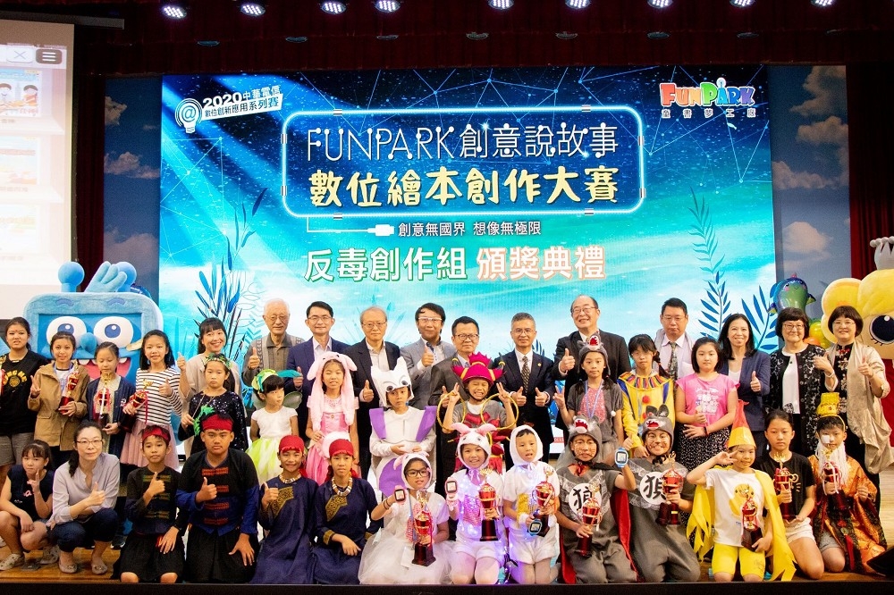中華電信郭水義總經理(右6)率領參賽團隊與來賓大合照。(中華電信提供)