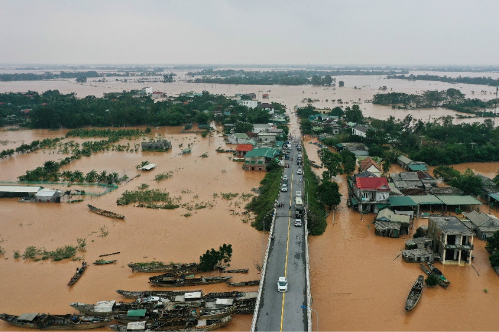 越南中部廣治省一處城鎮與道路被洪水淹沒。（湯森路透）