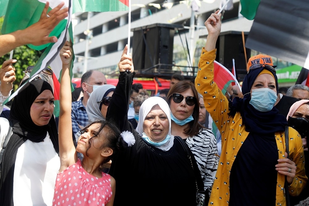 無法說服阿拉伯聯盟譴責阿聯與巴林和以色列關係正常化，巴勒斯坦憤而辭去阿拉伯聯盟輪值主席職位。（巴勒斯坦民眾上街抗議以色列與阿聯外長會面／湯森路透）