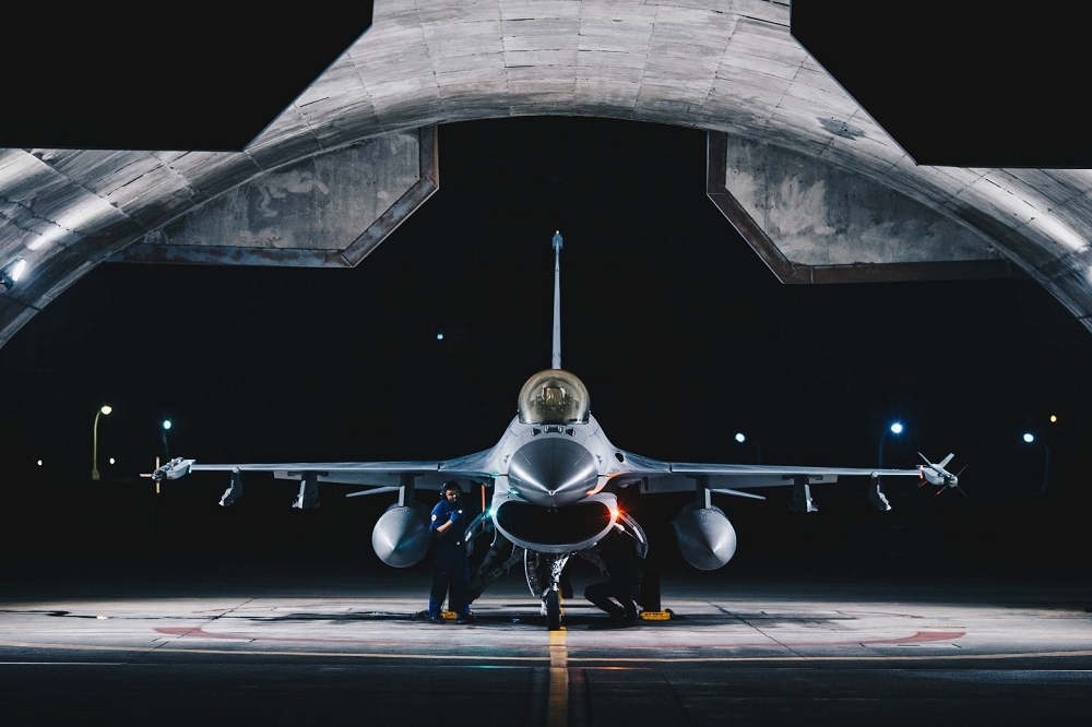 圖為我空軍F-16戰機在花蓮待命起飛。（軍聞社提供）