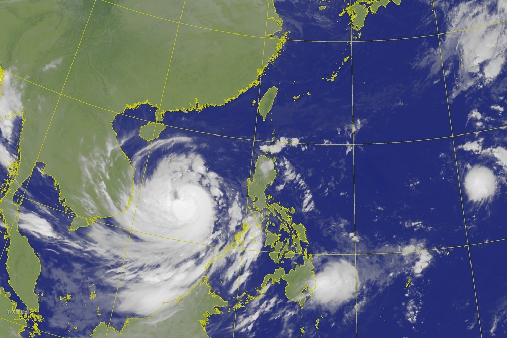 吳德榮提醒，又有「熱帶擾動」移入南海，其模擬路徑與「莫拉菲」大同小異。（取自中央氣象局）