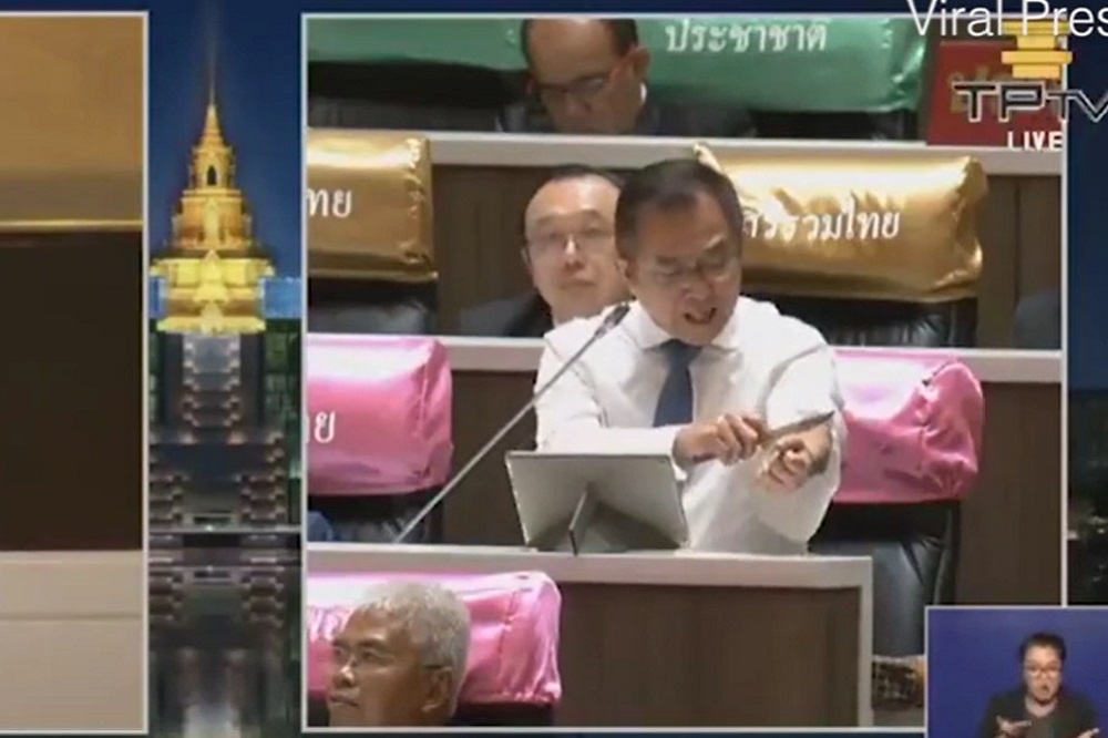 泰國議員議會中不滿當局劃傷手臂。（擷取自dailymail影音）