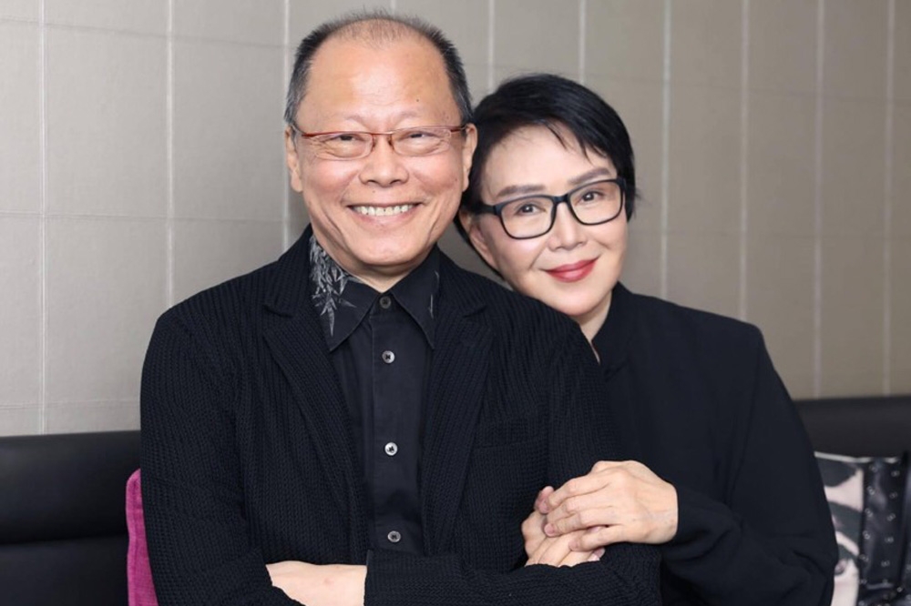 張毅（左）與楊惠姍從影壇最佳拍檔，變成相伴30多年的琉璃事業夥伴及伴侶。（取自琉璃工房）