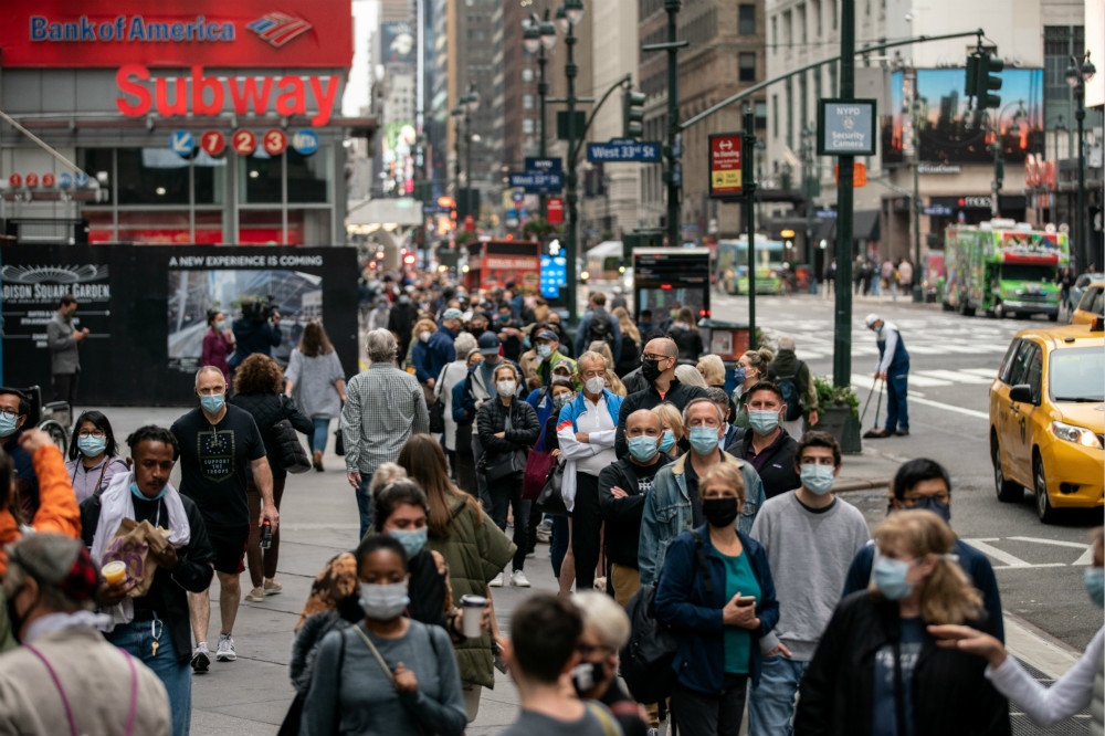 紐約市曼哈頓商業區湧現大批排隊等待「提前投票」人潮。（湯森路透）