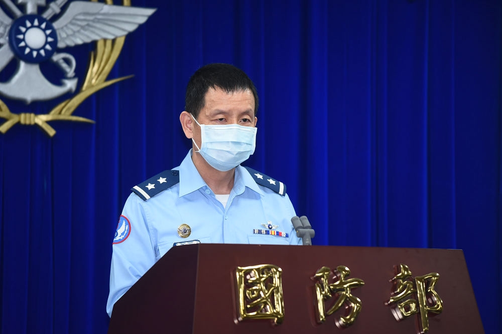 空軍司令部參謀長黃志偉表示，關於該起F5E戰鬥機飛安事件，調查小組正在調查中，F-5型戰機部隊也將全面停飛進行特檢與檢查作業。（張哲偉攝）