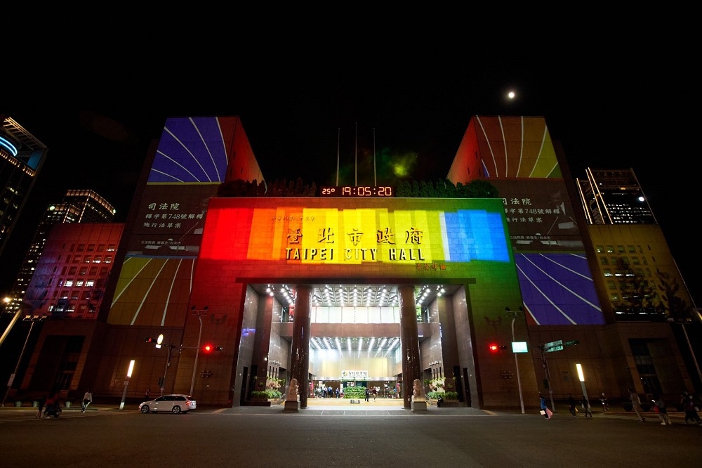 台北市政府觀光傳播局首次結合彩虹議題舉辦的「Color Taipei 彩虹燈光投影秀」（臺北市政府觀光傳播局提供）