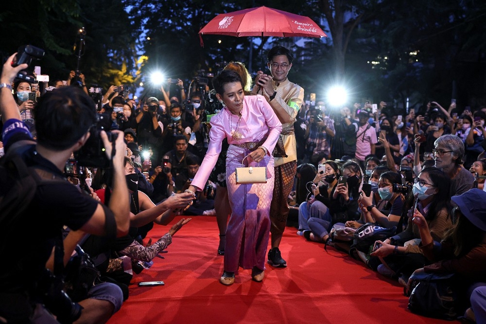 泰國抗議參與者cos泰國國王愛妃詩妮娜。（湯森路透）