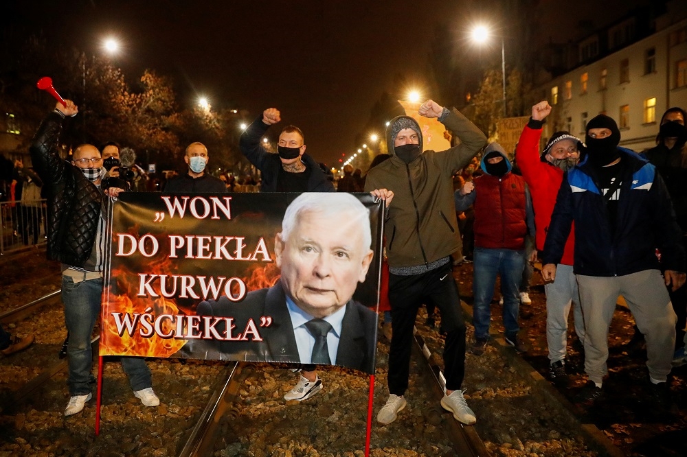 波蘭於30日晚間發生大型示威遊行。（湯森路透）