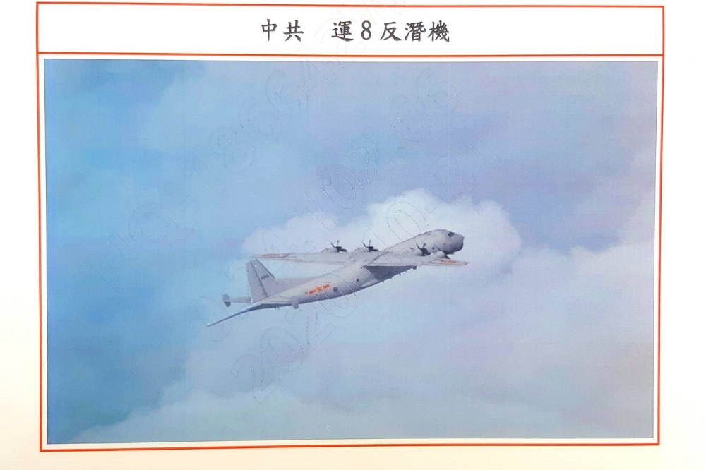 中國解放軍一架「運8」機，31日上午進入我國防空識別區西南角。(國防部提供)