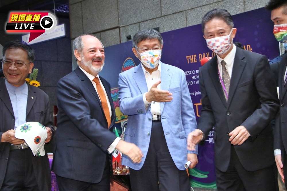 台北市長柯文哲接待墨西哥商務簽證文件暨文化辦事處處長Martin Torres（左2）。（王侑聖攝）