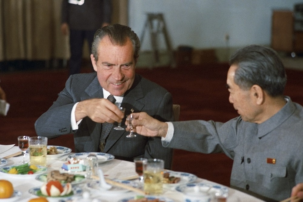 當年美國總統尼克森訪問中國，讓台灣開始不信任「白宮」，並促成蔣經國將台灣駐美系統任務轉至遊說國會。（維基百科）